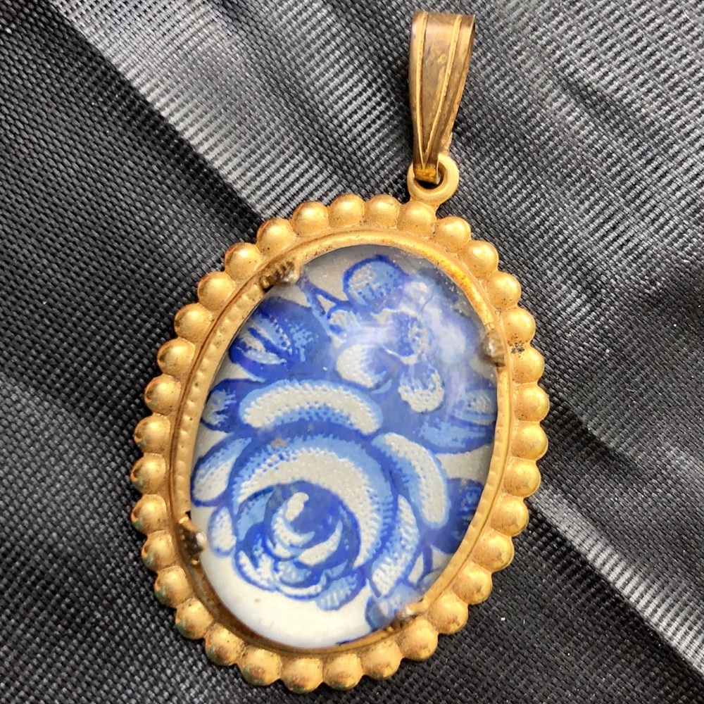 VTG oval gold & blue roses/flower pendant/charm
